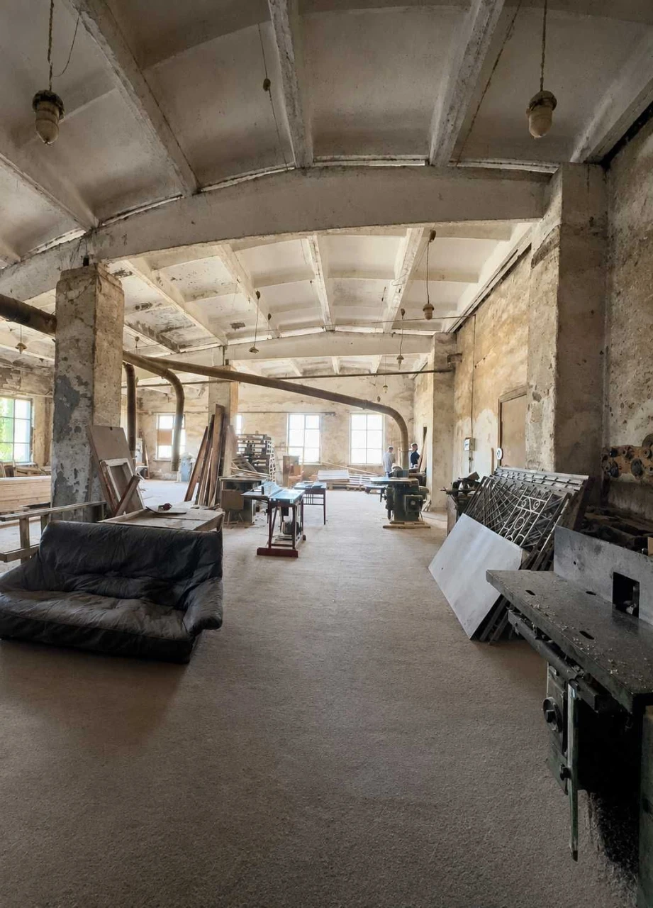 Продається виробничий комплекс 829 м² із ділянкою 2 га в Ром