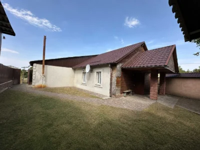 Продаж бази з будинком, гаражами та ангарами, вул. Залізничн