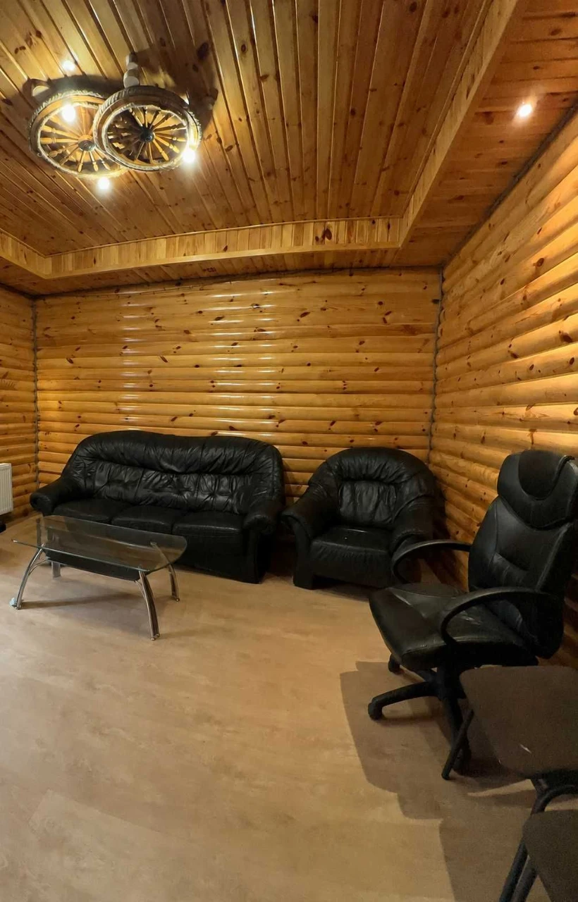 Продаж бази з будинком, гаражами та ангарами, вул. Залізничн