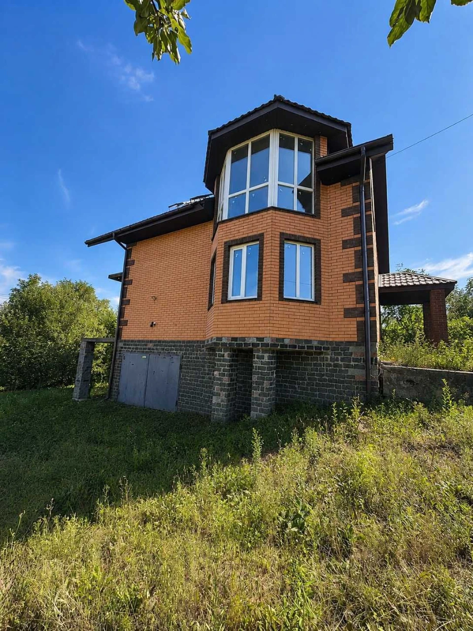 Продам двоповерховий будинок із мансардою та гаражем, центр