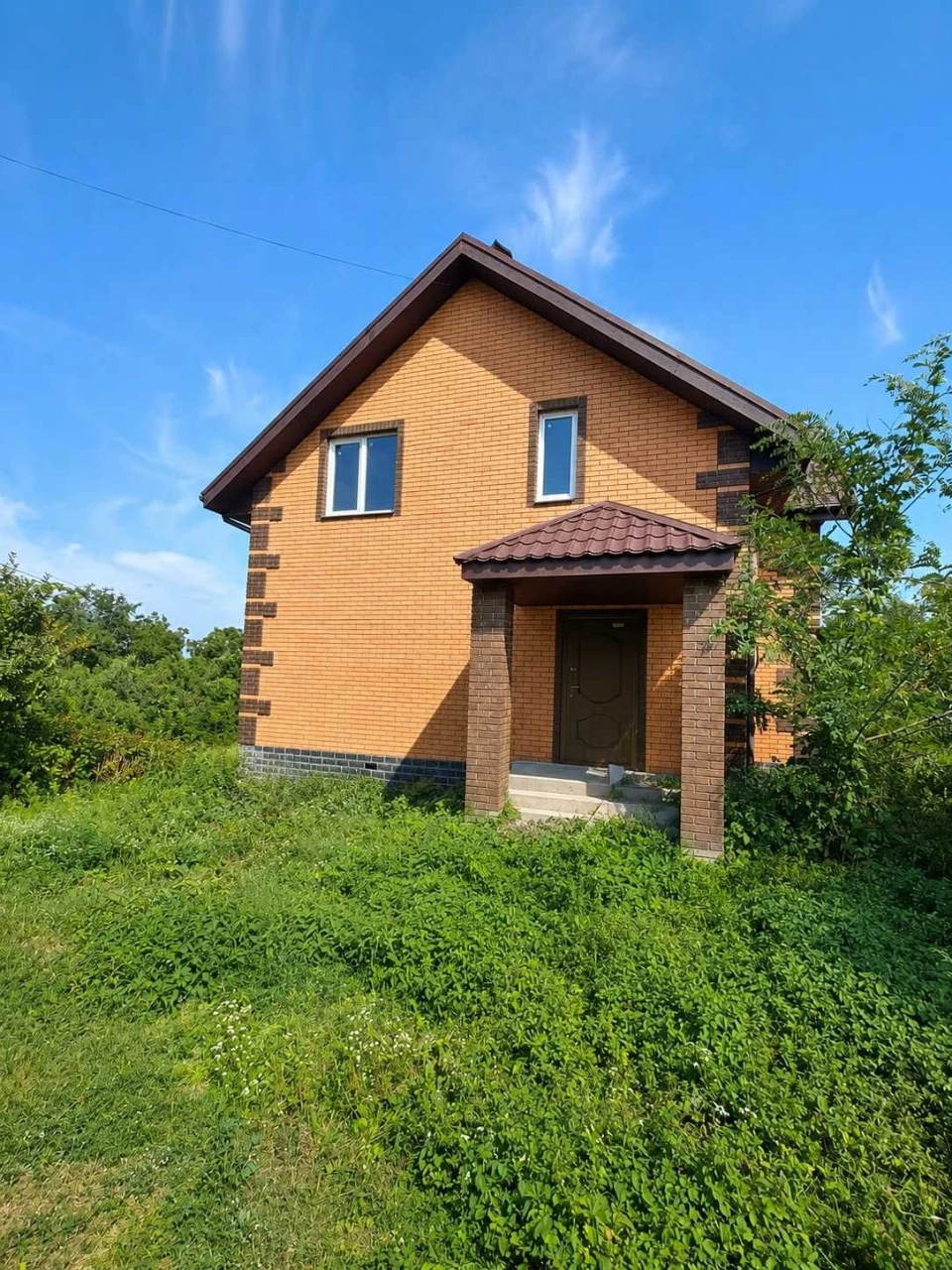 Продам двоповерховий будинок із мансардою та гаражем, центр