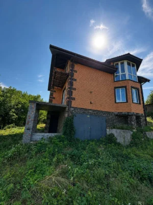 Продам двоповерховий будинок із мансардою та гаражем, центр
