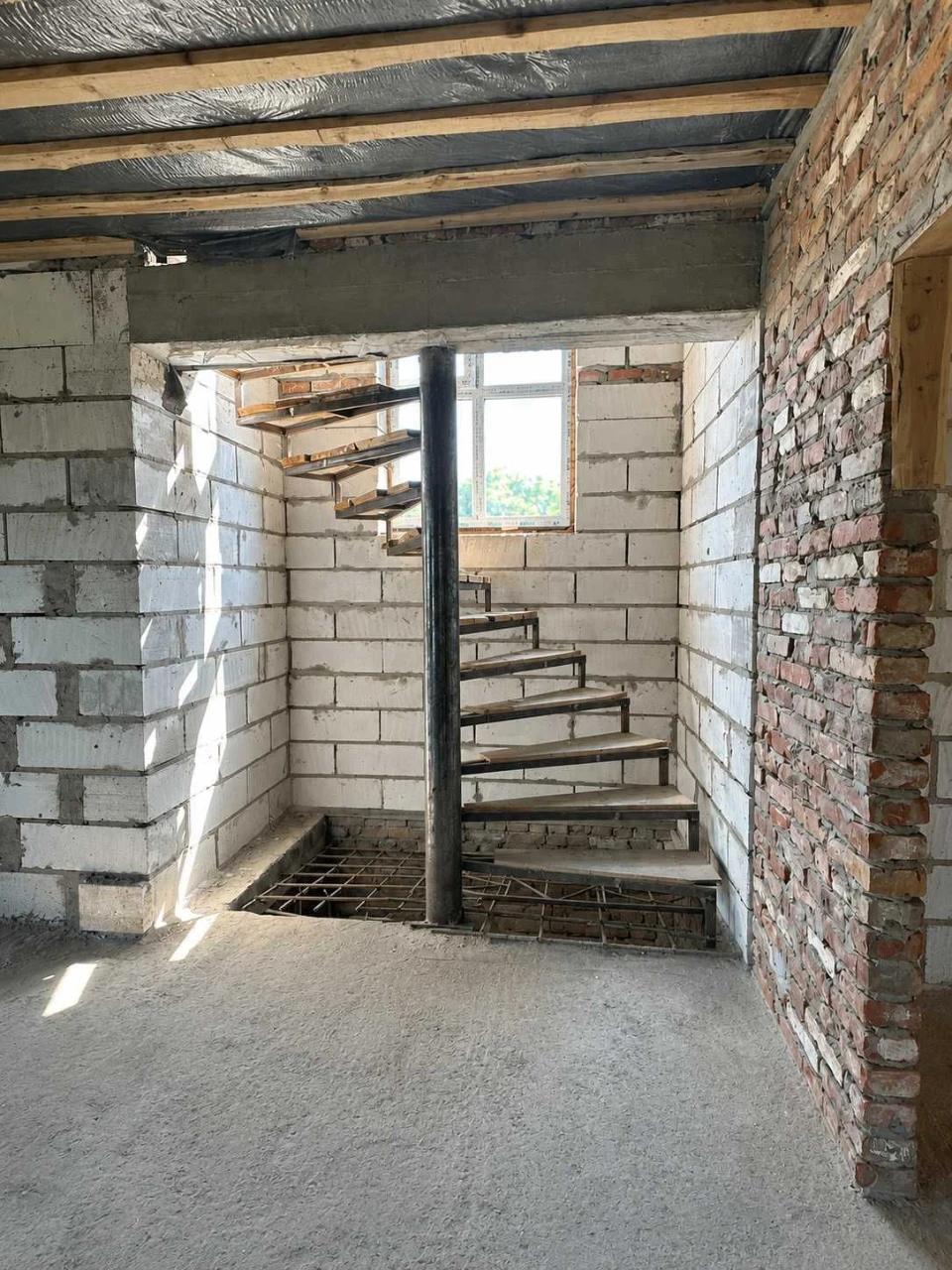 Продам двоповерховий будинок із мансардою та гаражем, центр
