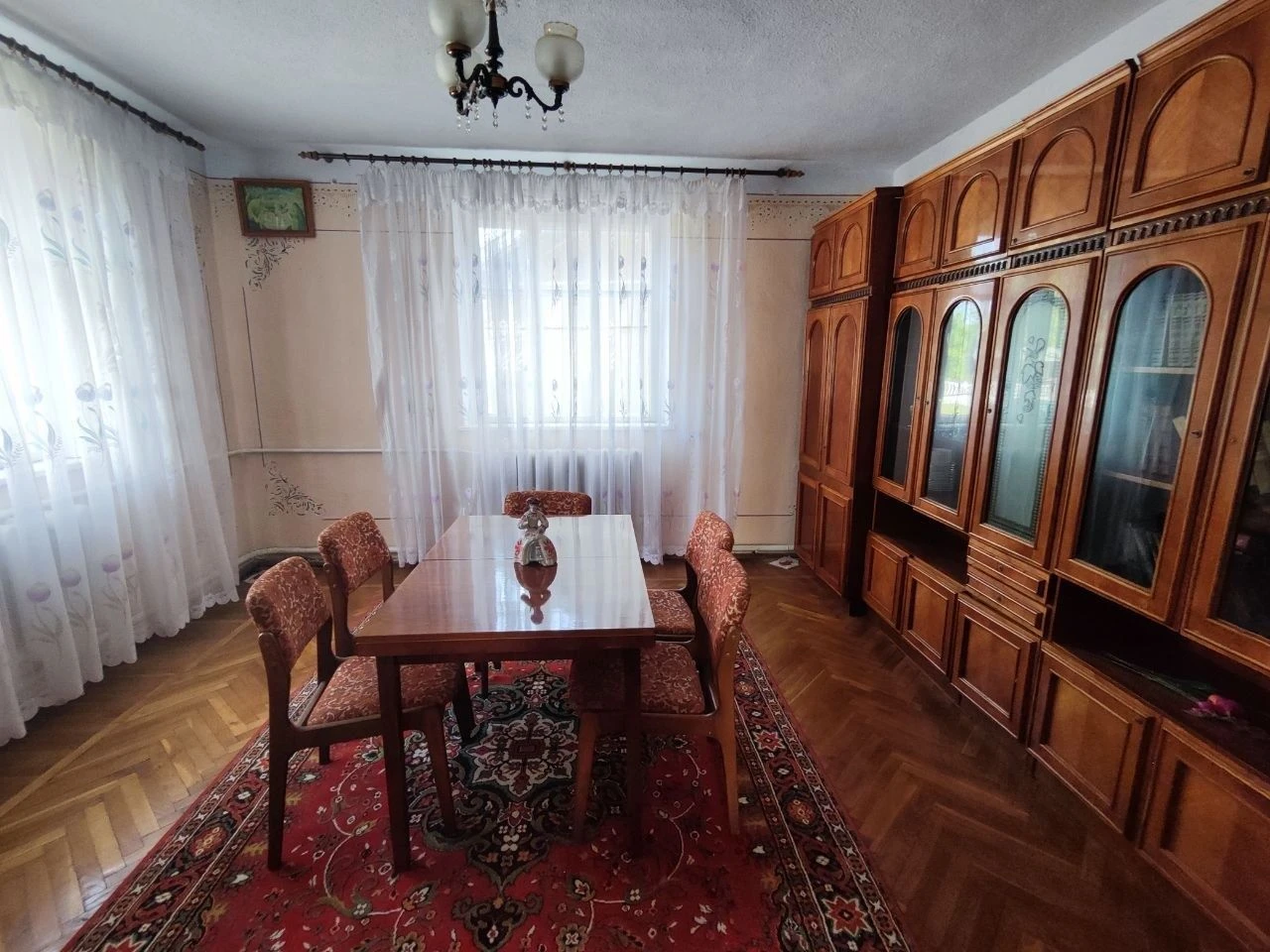 Продається приватний будинок із присадибною ділянкою в с. Пе