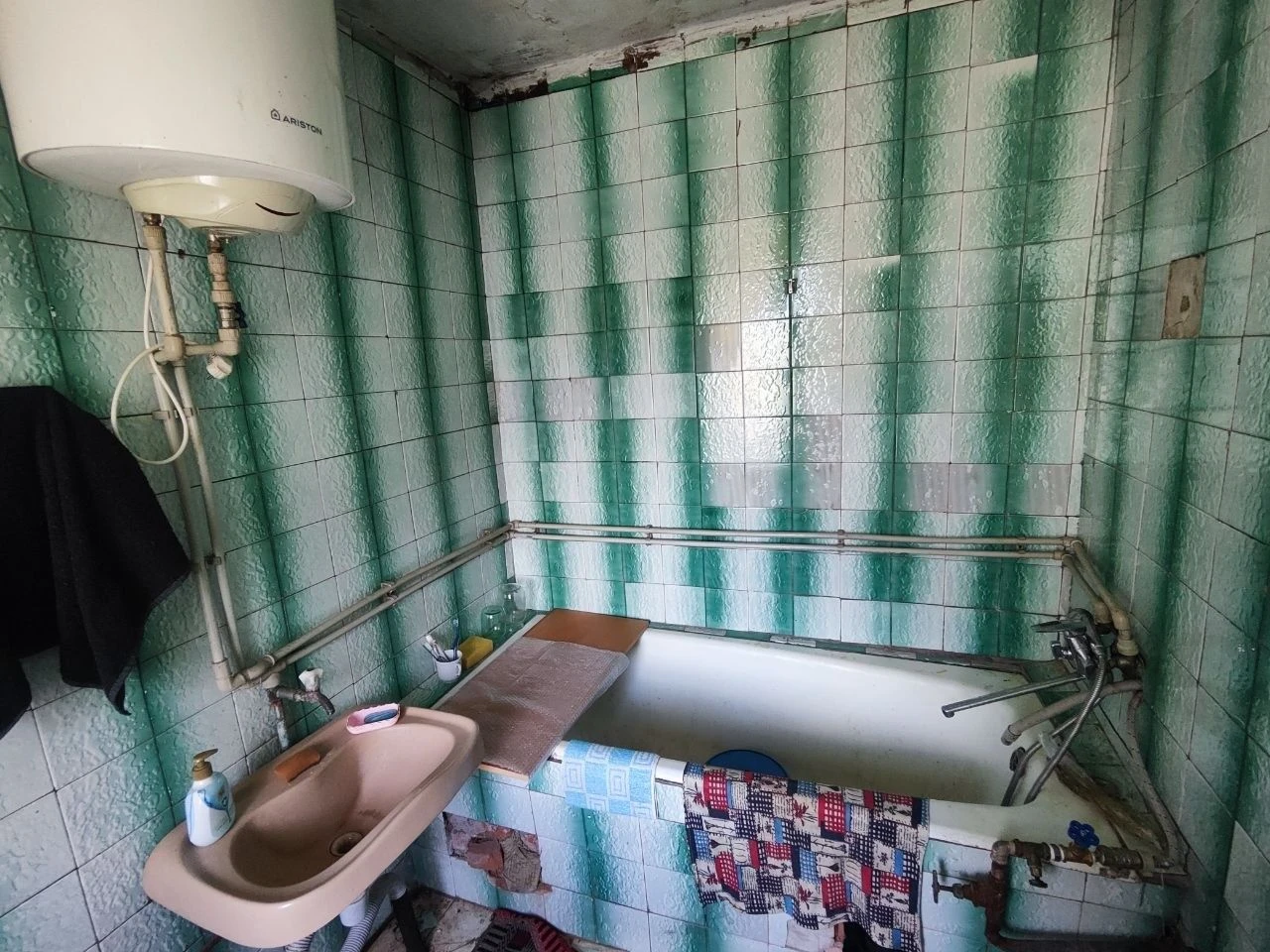 Продається приватний будинок із присадибною ділянкою в с. Пе