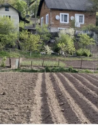 Продається добротний будинок на околиці міста біля річки, лі