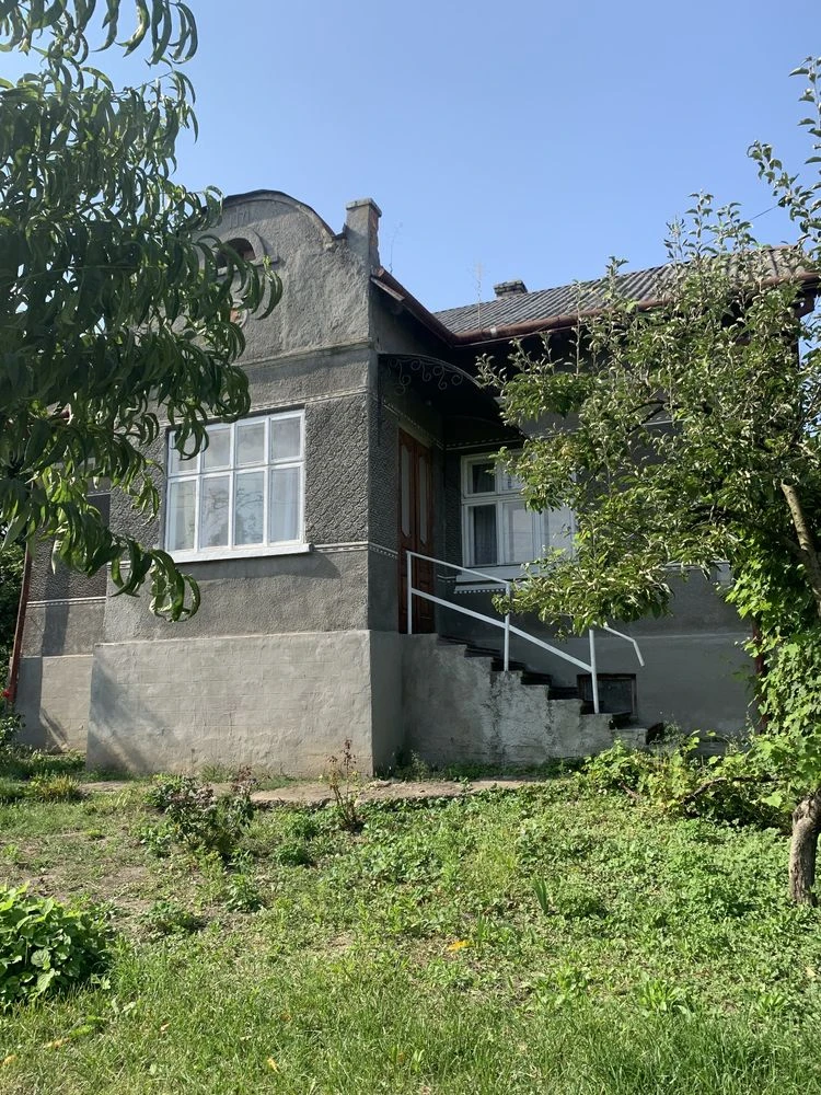 Продам будинок +велика земельна ділянка .місто Бучач