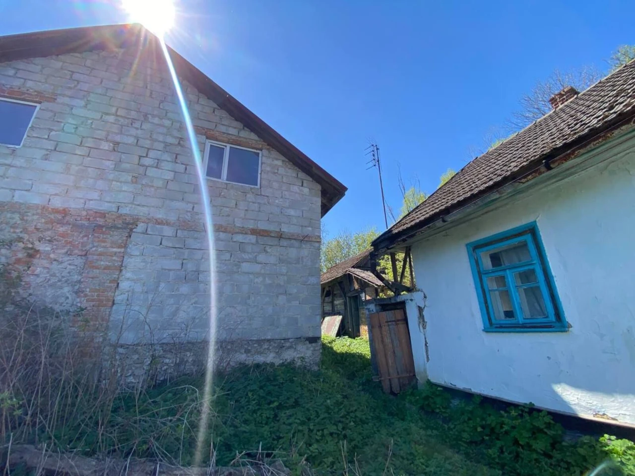 Продається земельна ділянка з будинками у м. Кременець