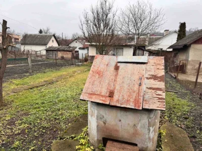 Частина будинку з ділянкою