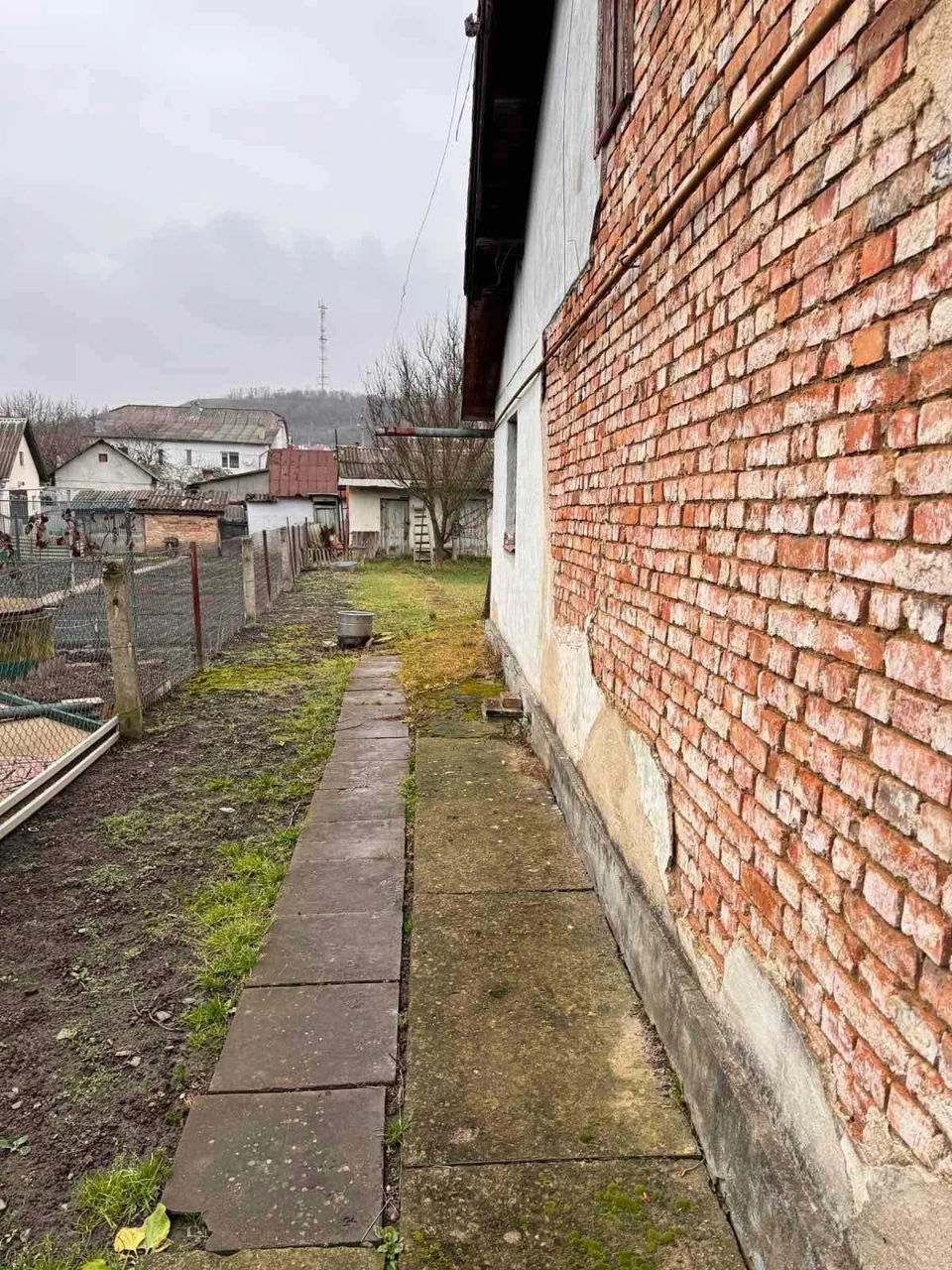 Частина будинку з ділянкою