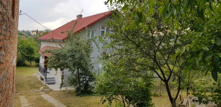 Будинок з гаражем в центрі міста