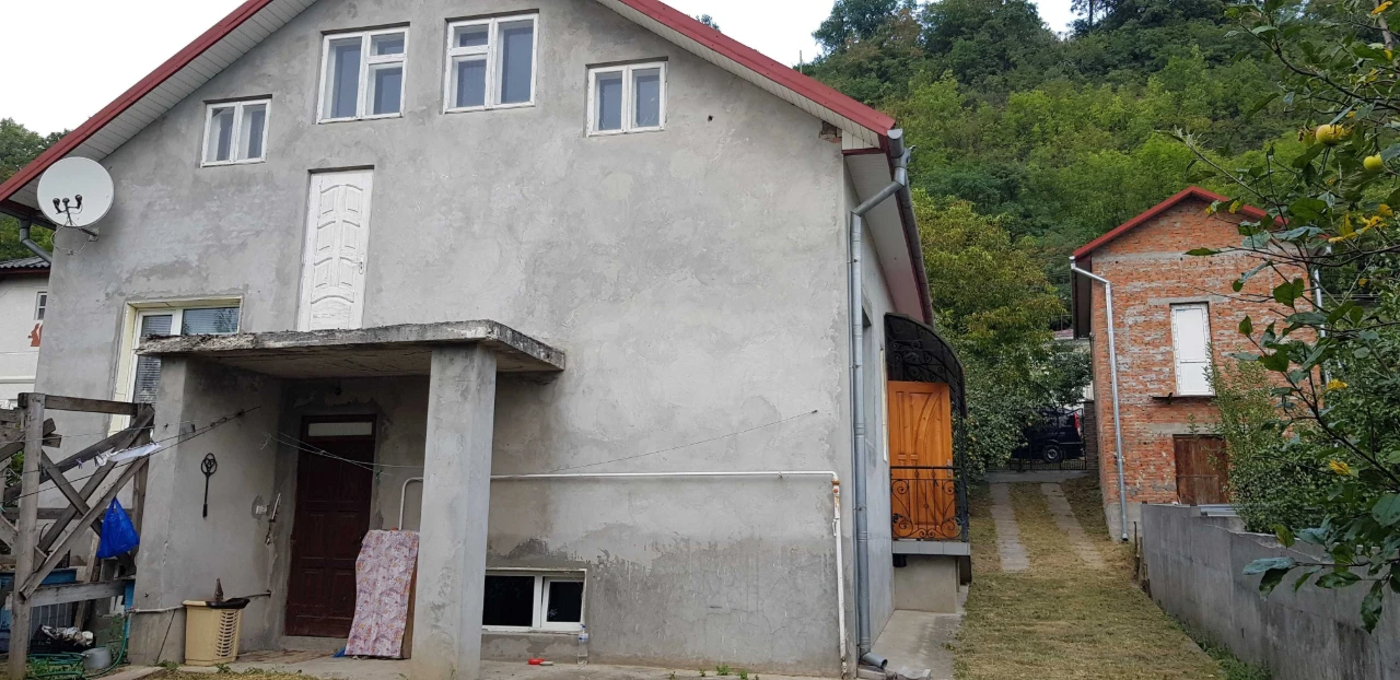 Будинок з гаражем в центрі міста