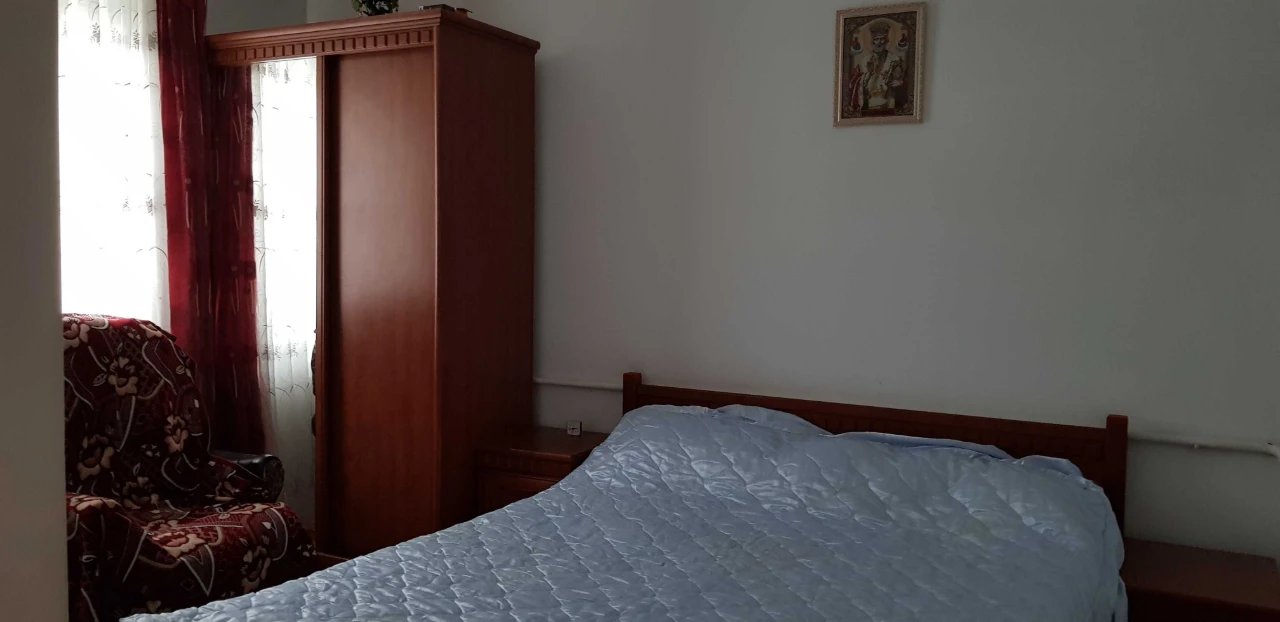 Будинок з гаражем в центрі міста