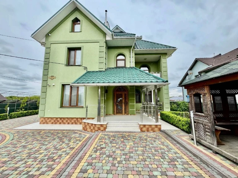 Продається 2-поверховий будинок