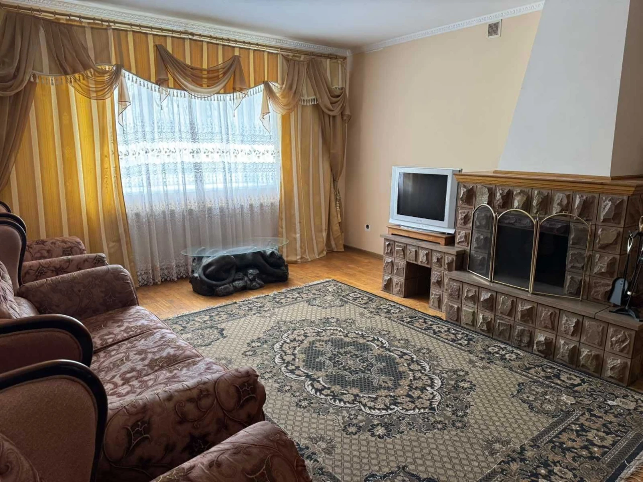 Будинок з гаражем та ділянкою