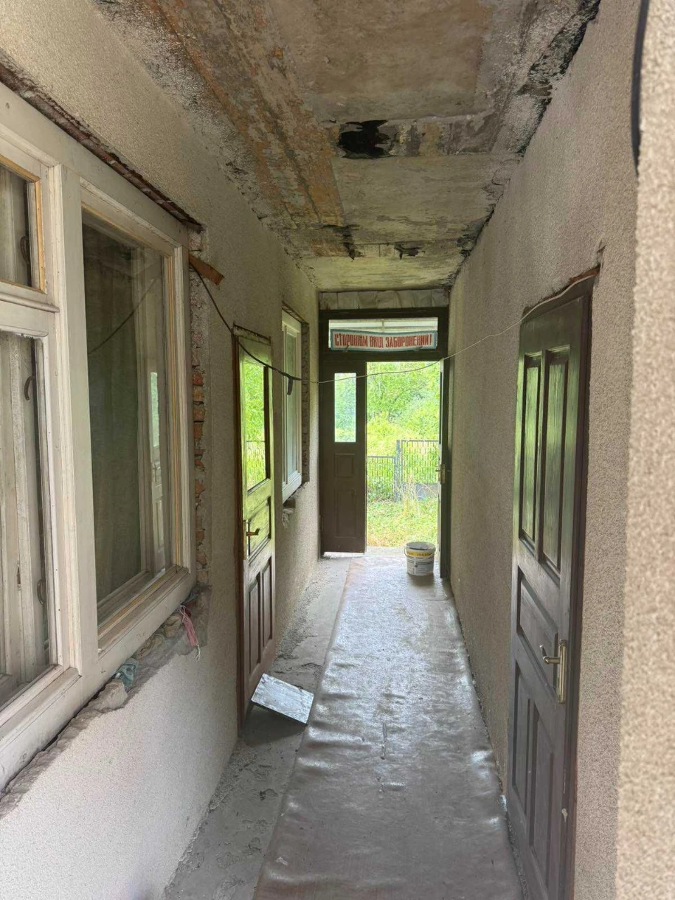 Будинок з гаражем та ділянкою
