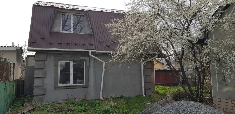 2-поверховий новозбудований будинок в центральній частині мі