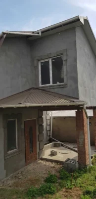 2-поверховий новозбудований будинок в центральній частині мі