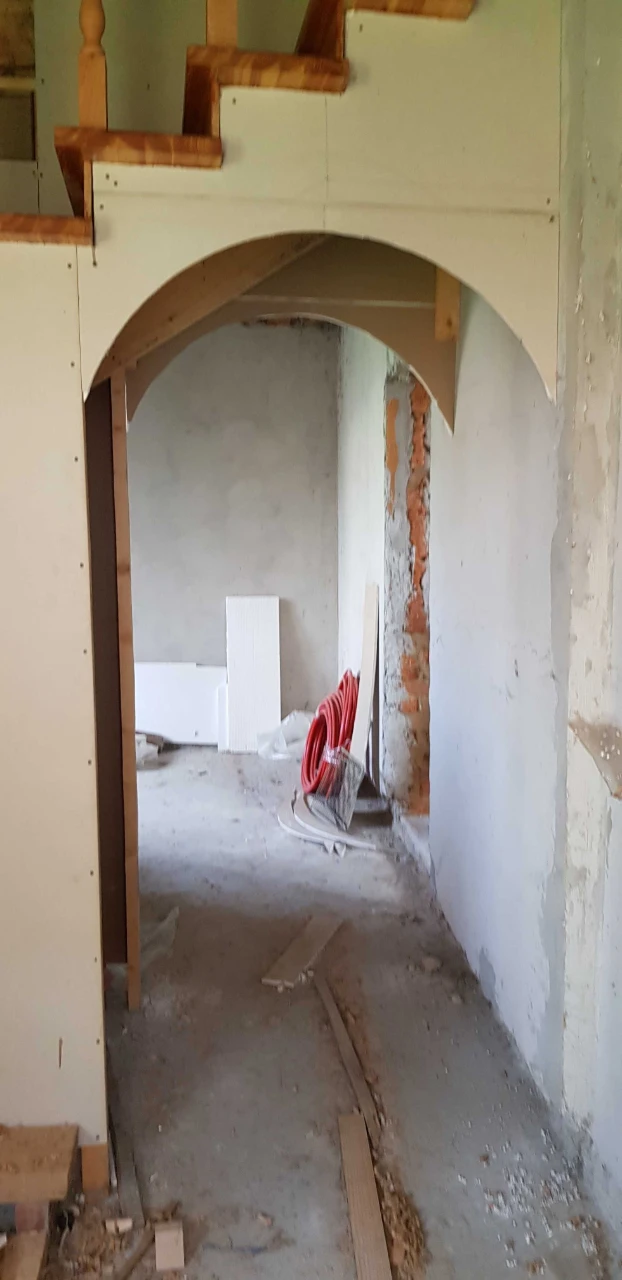 2-поверховий новозбудований будинок в центральній частині мі