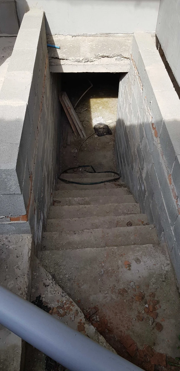 2-поверховий новозбудований будинок в центральній частині мі