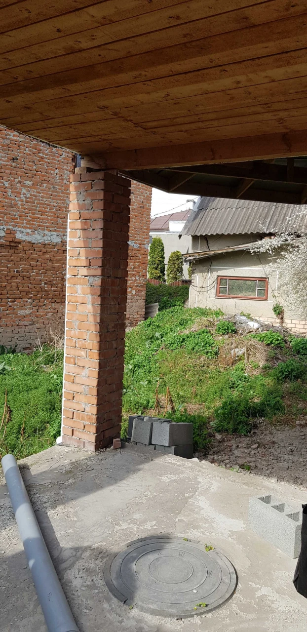 2-поверховий новозбудований будинок в центральній частині мі