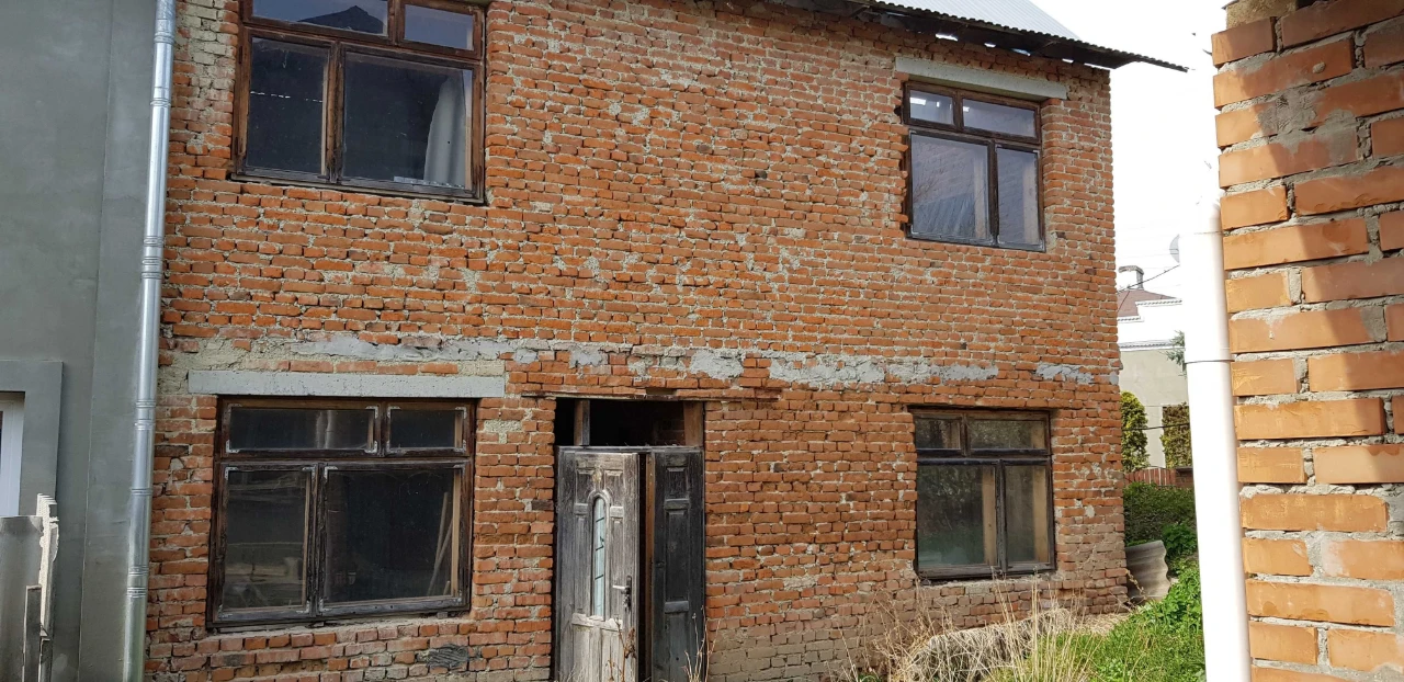 2-поверховий новозбудований будинок в центральній частині мі