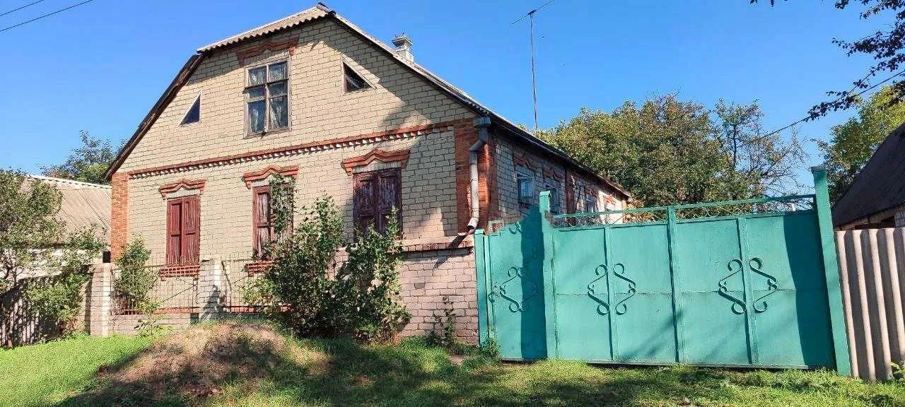 Продам міцний добротний будинок в Дергачах по головній вулиц