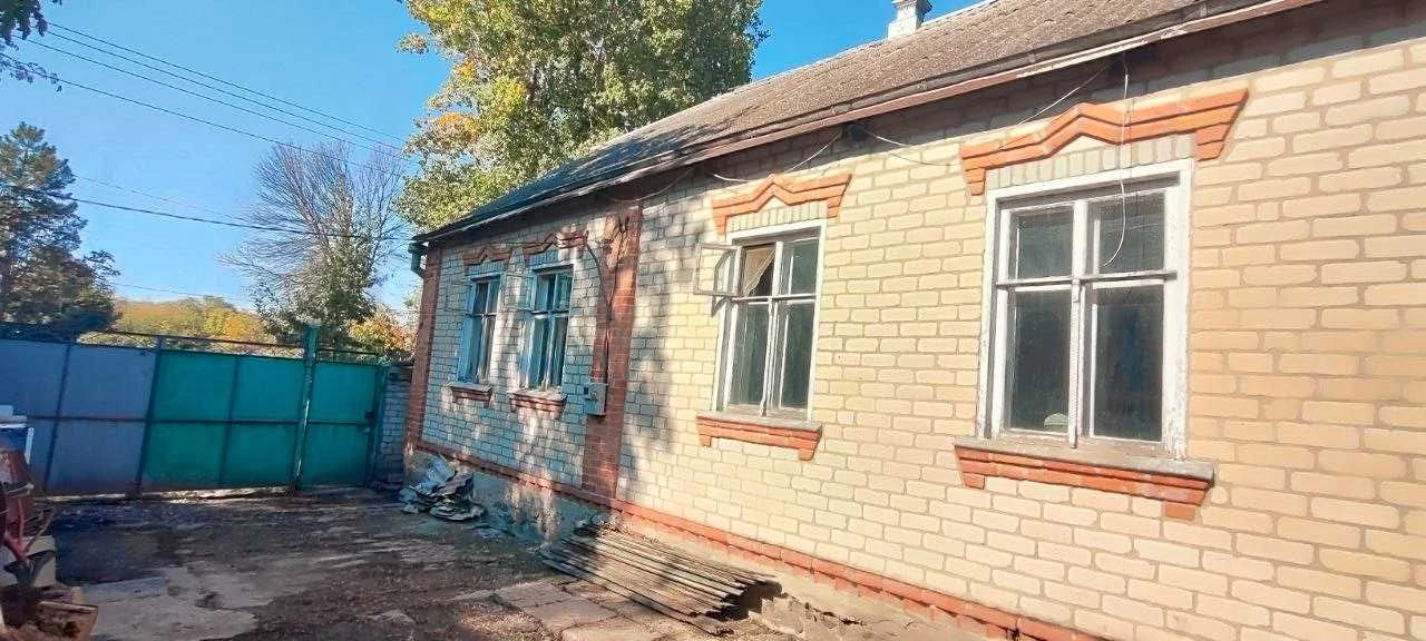 Продам міцний добротний будинок в Дергачах по головній вулиц