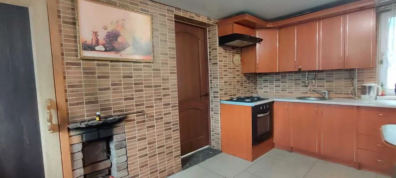 Продам будинок з ремонтом в Дергачах р-н стадіону