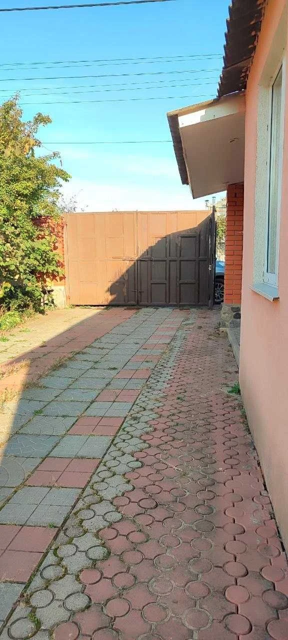 Продам будинок з ремонтом в Дергачах р-н стадіону
