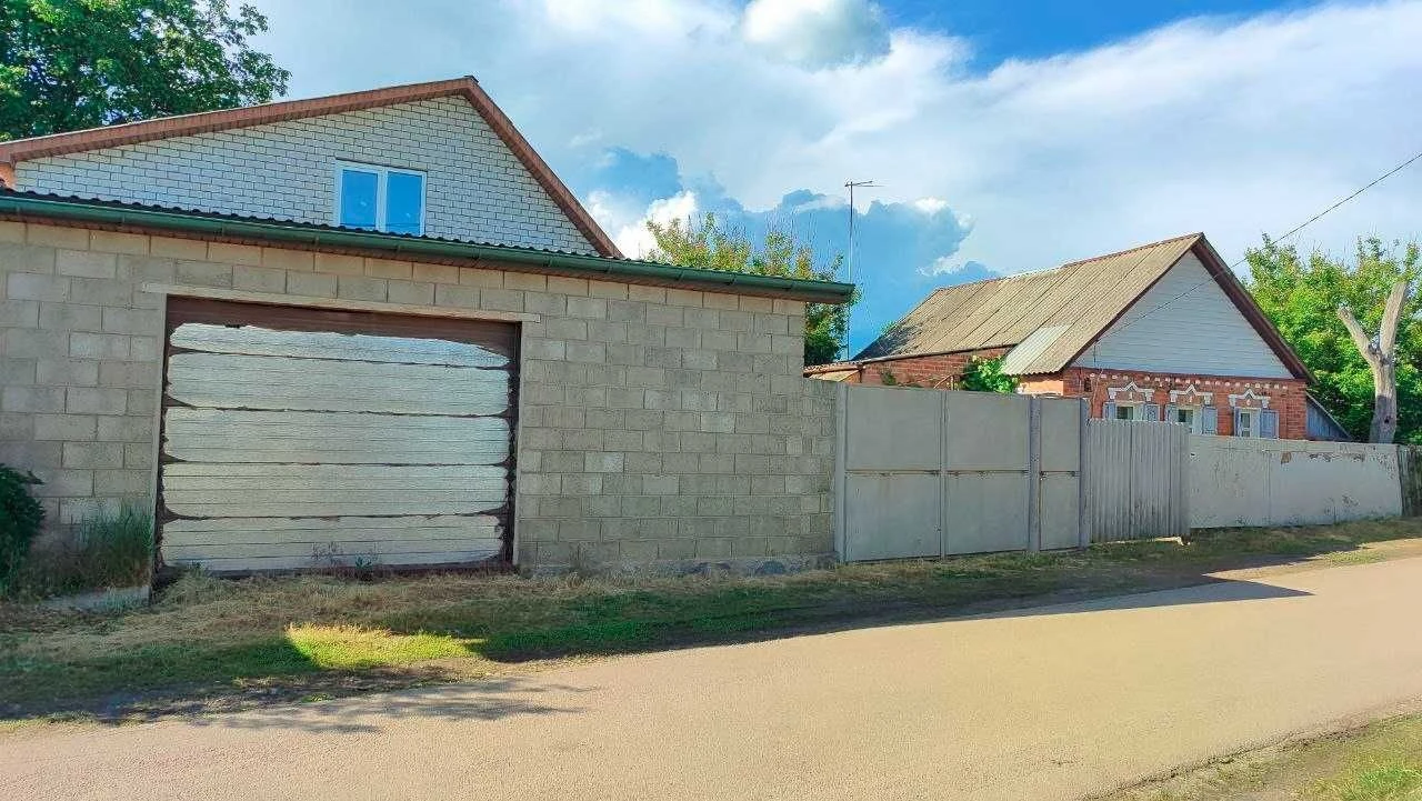 Продам два будинка на одній ділянці в Дергачах р-н переїзду.