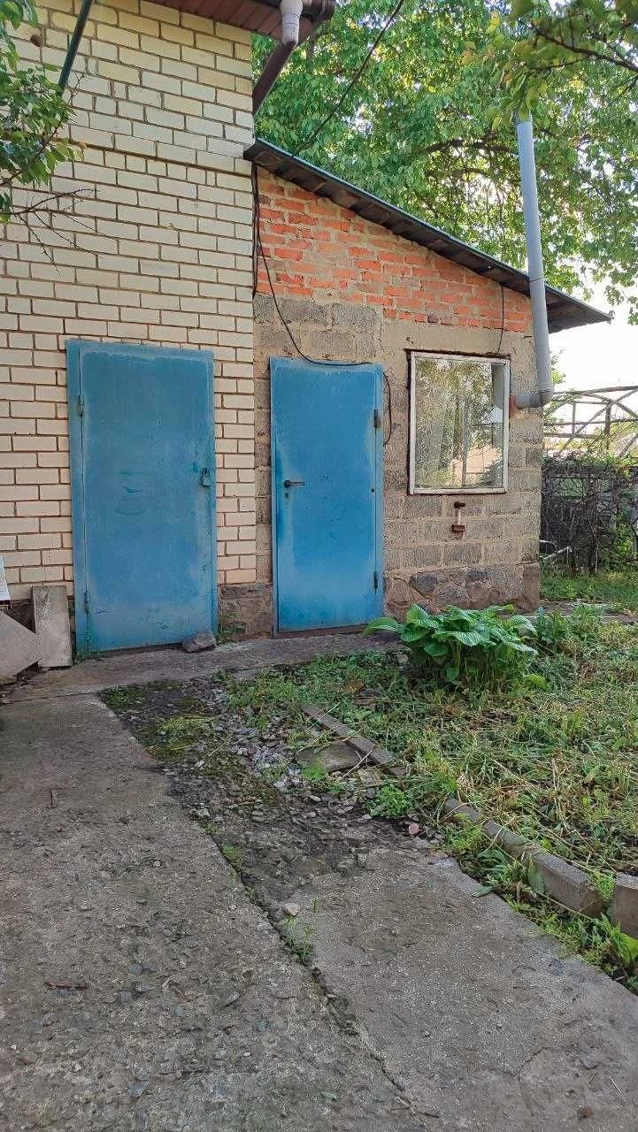 Продам два будинка на одній ділянці в Дергачах р-н переїзду.