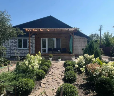 Будинок з великою земельною ділянкою .