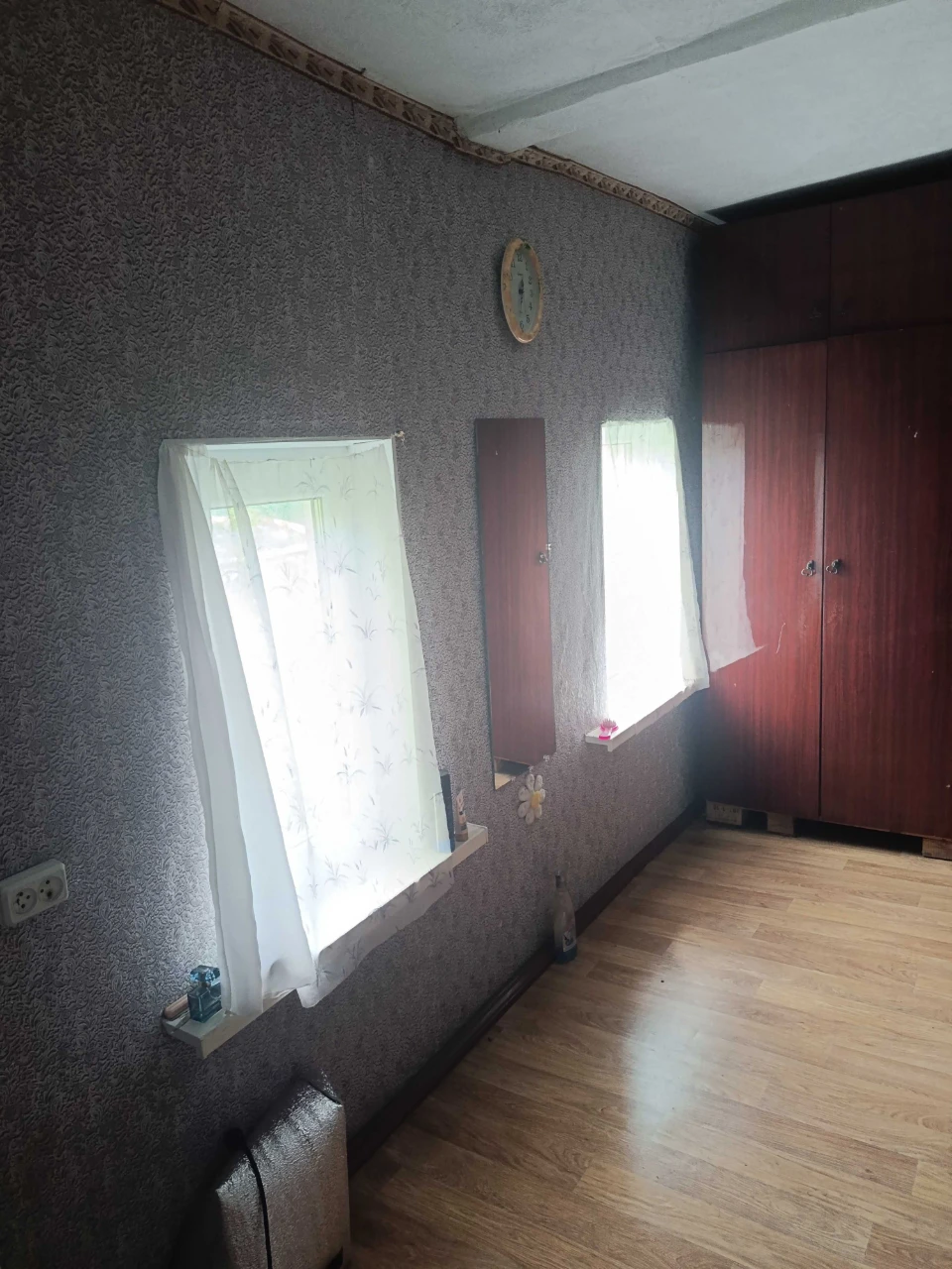 Продам 1/2 будинку на ділянці 6 соток м.Зміїв. Центр,вул.Рог
