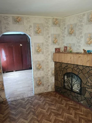 Продам 1/2 будинку на ділянці 6 соток м.Зміїв. Центр,вул.Рог