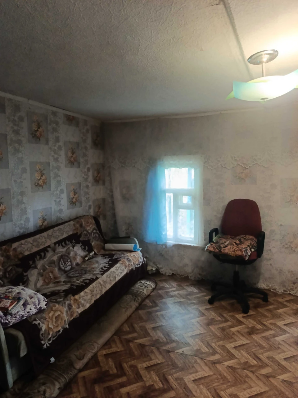 Продам 1/2 будинку на ділянці 6 соток м.Зміїв. Центр,вул.Рог