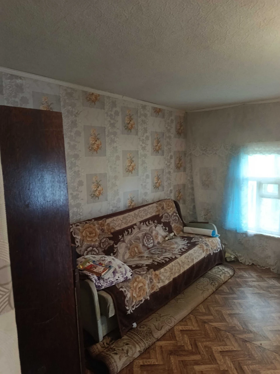 Продам 1/2 будинку на ділянці 6 соток м.Зміїв. Центр,вул.Рог