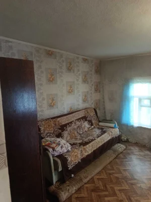 Продам 1/2 будинку на ділянці 6 соток м.Зміїв. Центр,вул.Рог