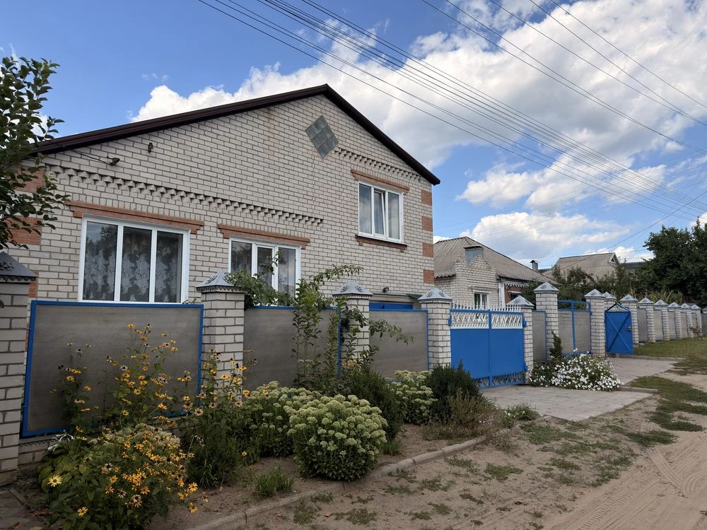 Продам півтораповерховий будинок (в аренду не здається, тіль
