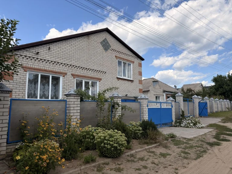Продам півтораповерховий будинок (в аренду не здається, тіль