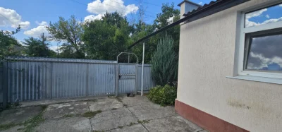 Продам добротный дом в Изюме по ул.Чапаева с большим участко