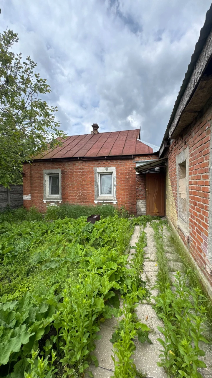 Продам 1/2 дома в Чугуеве, свой двор.