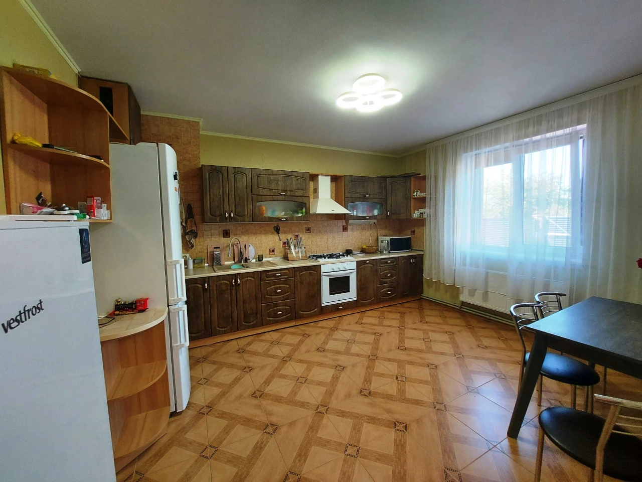 Продам в г. Чугуев дом 2008 г.п., пл. 135 кв.м