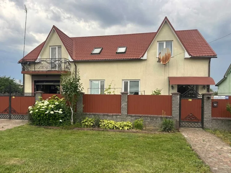 Продається будинок 217 м² з гаражем та садом — м. Волочиськ,