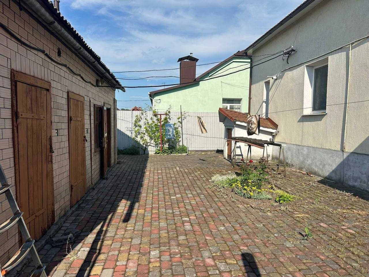 Продається будинок 217 м² з гаражем та садом — м. Волочиськ,
