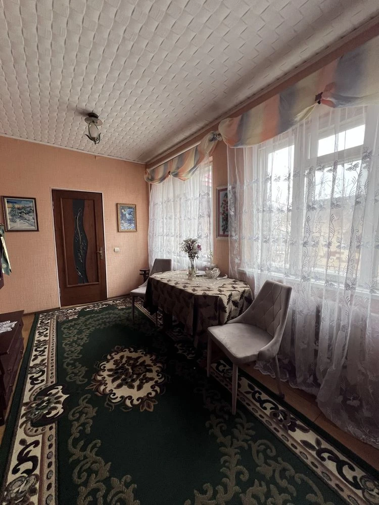 Продам власний будинок , готовий до життя , з меблями.
