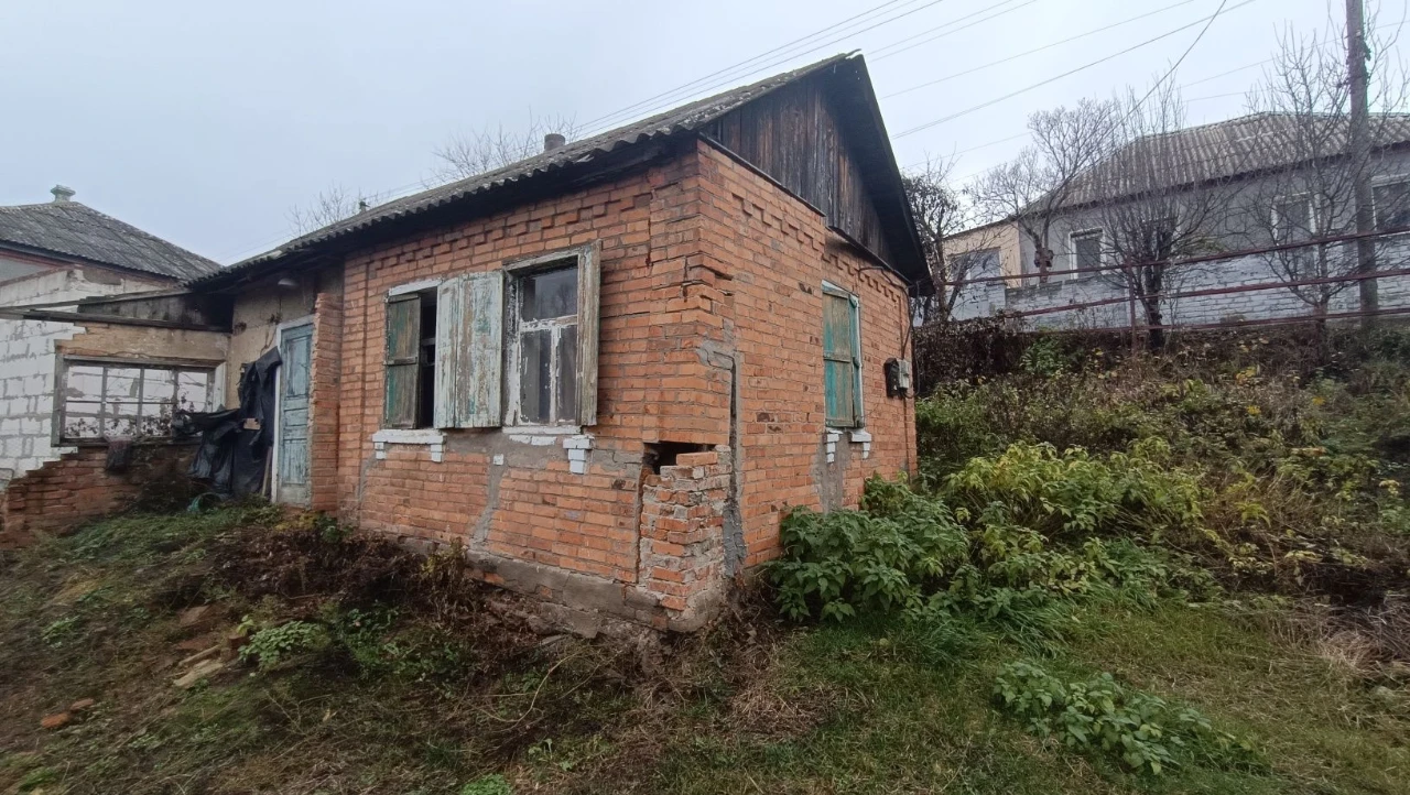 Продаж будинку з гаражем із земельною ділянкою поруч центру