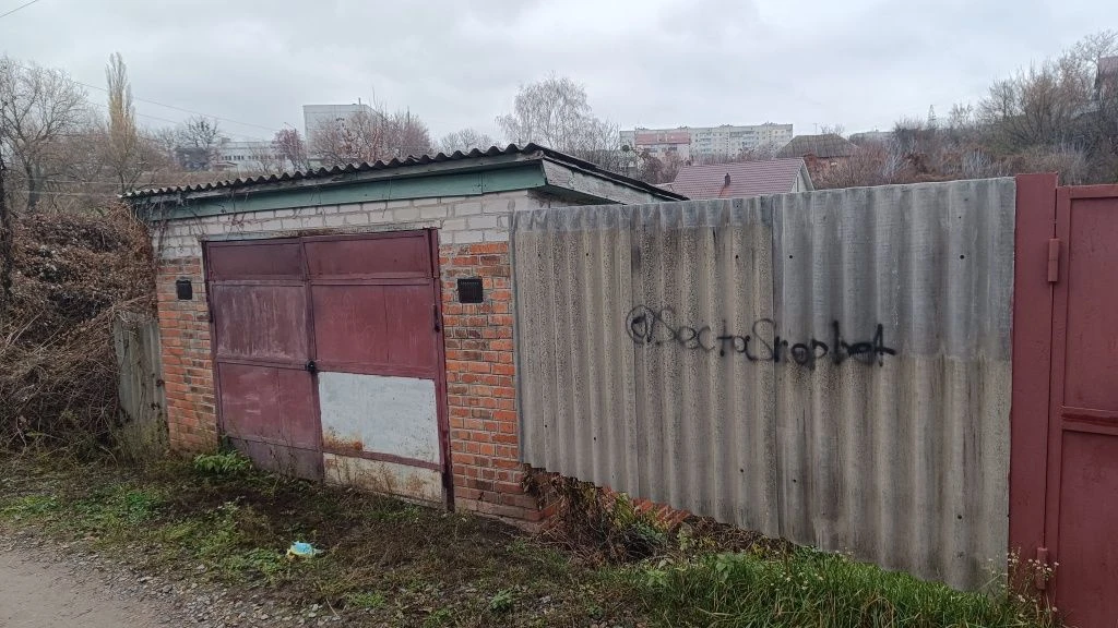 Продаж будинку з гаражем із земельною ділянкою поруч центру