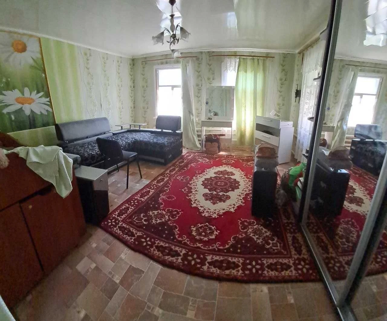 Продам 1\2 частину  будинку в центрі міста Чугуїв!