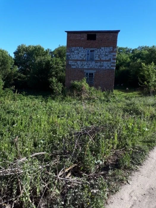 Продається недобудований 2-х поверховий будинок